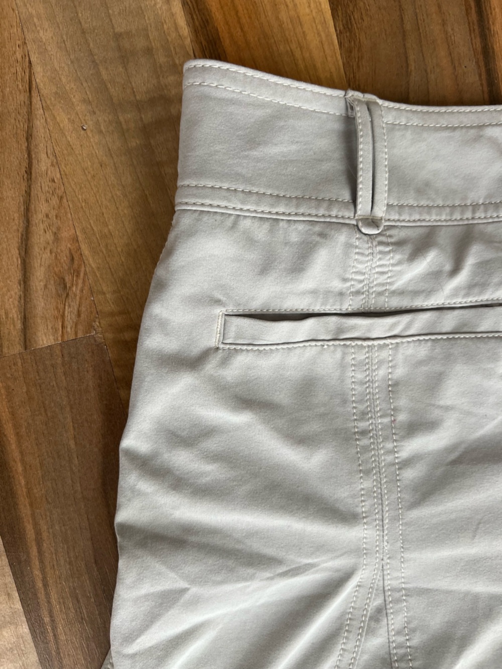 Athleta light gray / cream pleated skort, size 10, EUC - Picture 3 of 9